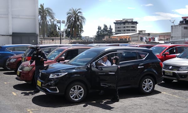 Polémica por compra de 20 carros para los concejales de Quito