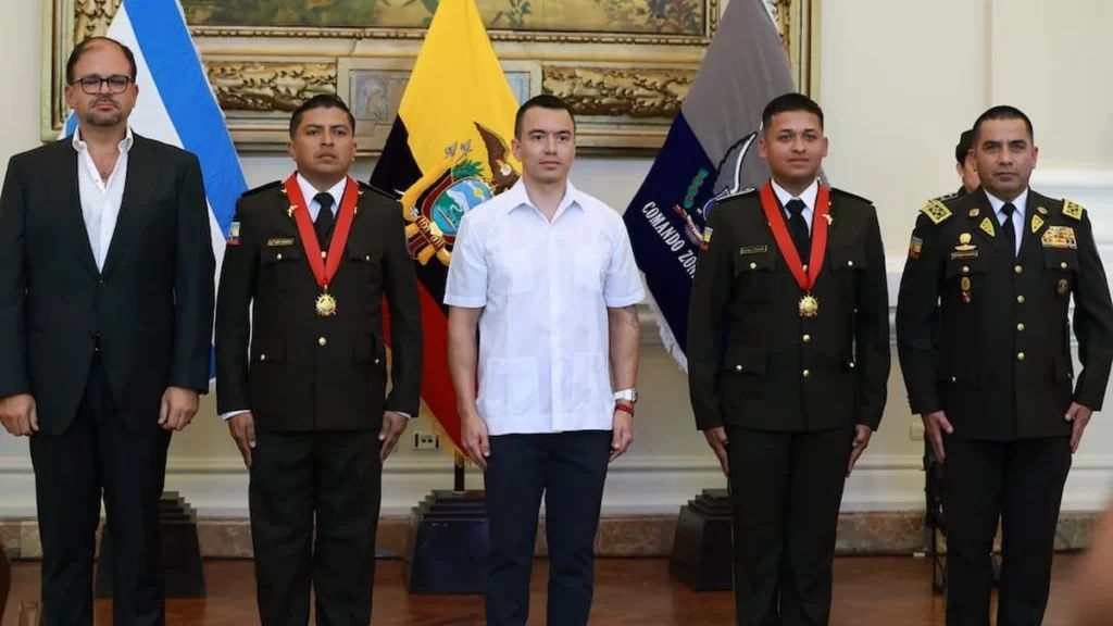 Noboa condecora a militar y policía por captura de delincuentes clave