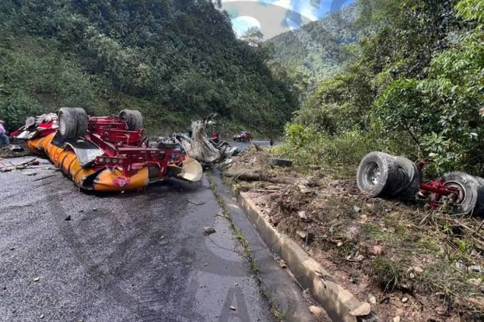 Tragedia vial cierra la vía Gualaquiza-Cuenca tras volcamiento de tanquero