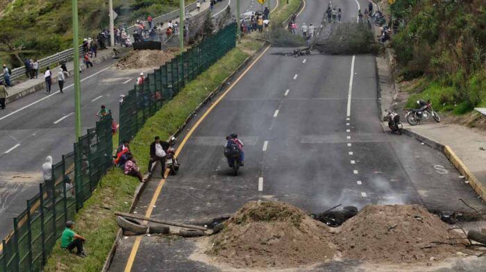 Cierres viales por soterramiento de cables afectan al norte de Quito
