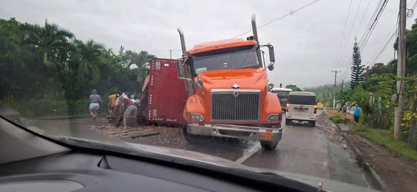 Siniestro grave en la vía Chone-Flavio Alfano: cámara capta volcamiento de tráiler cargado