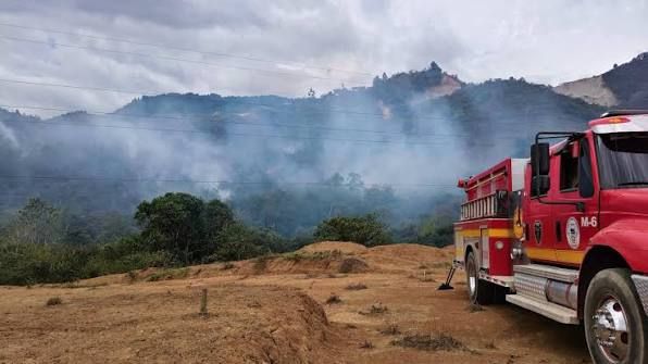 Quito refuerza alerta por incendios: controlan quema en El Quinche