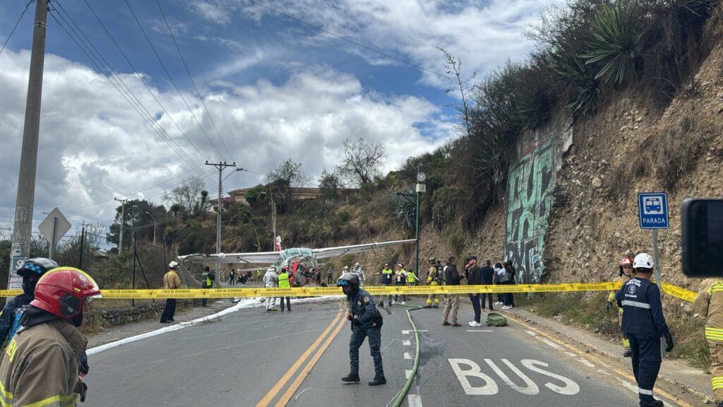 Piloto evita tragedia en Cuenca tras despegue fallido que terminó con avioneta en quebrada