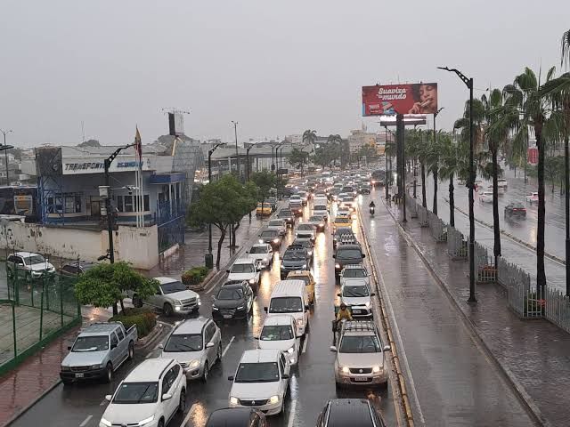 Lluvias intensas paralizan tráfico en Guayaquil: el desafío climático para la movilidad urbana