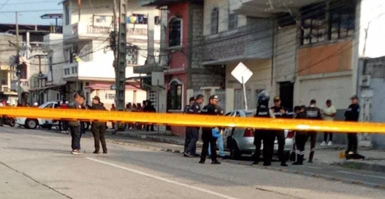 Hallan cinco hombres maniatados muertos en vehículo en Guayaquil