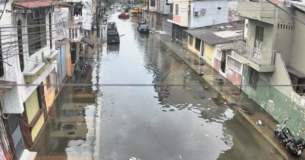 Mareas altas inundaron barrios ribereños en Guayaquil por fenómeno de El Niño Costero