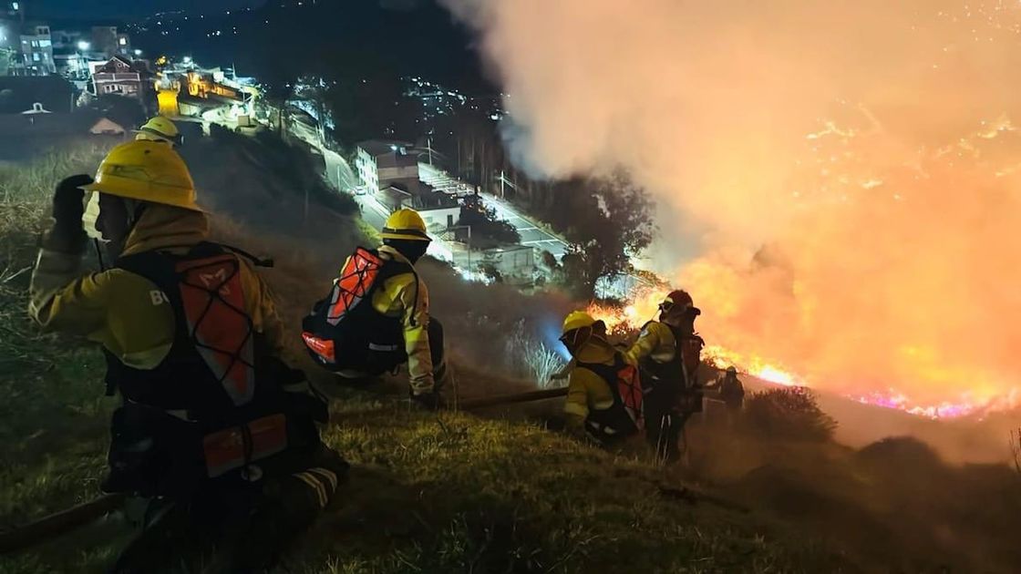 Incendio forestal en La Vicentina moviliza a 100 bomberos en Quito