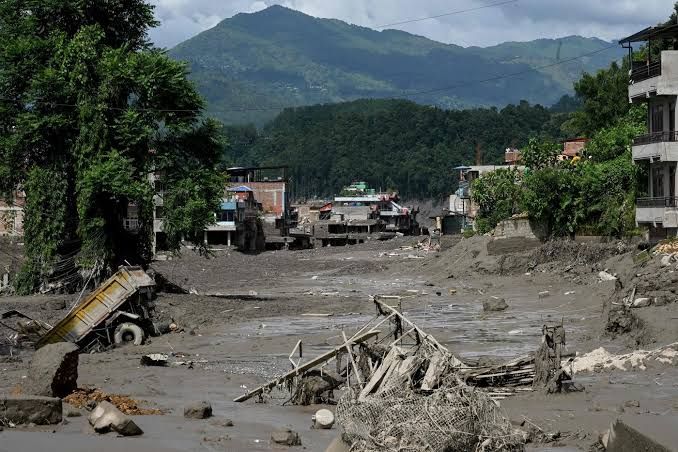 Nepal enfrenta nueva catástrofe hídrica con la destrucción de puentes y viviendas por el río Budhi Gandaki