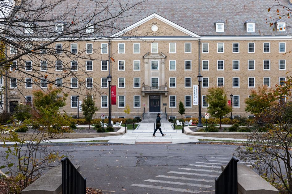 Universidad de Cornell bajo escrutinio tras denuncias de agresión sexual y crisis institucional
