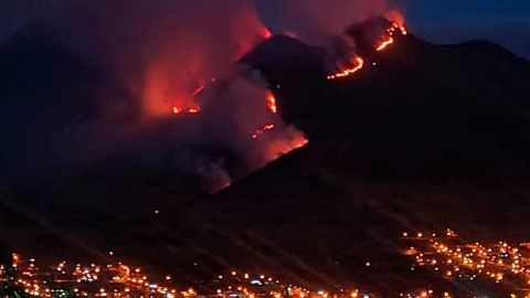 Incendio en el Imbabura: Bomberos piden helicóptero ante avance de fuego por viento fuerte
