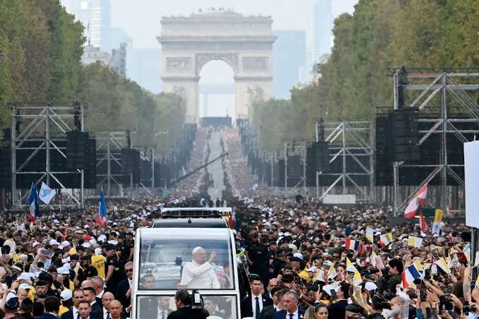 París acoge a cientos de miles para la misa del Papa León XIV en los Campos Elíseos