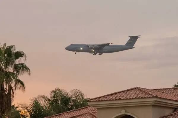 Avión logístico estadounidense C-5M aterriza en Guayaquil: señales de cooperación bilateral