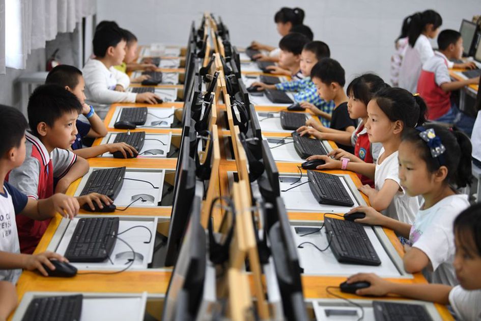 China limita IA escolar: La paradoja educativa tras los triunfos PISA 2025