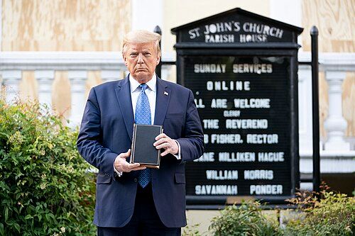 Trump refuerza su postura de control mediático ante críticas y reuniones diplomáticas