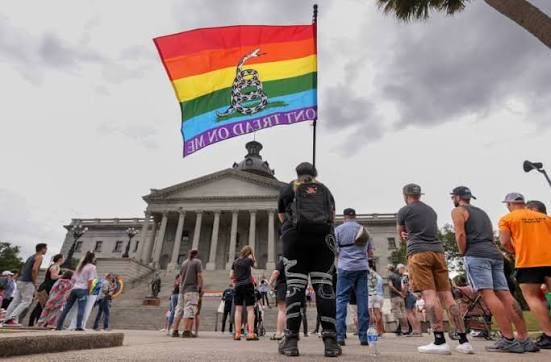 EE.UU. deporta a migrantes LGBTQ a naciones con leyes hostiles, generando alarma por derechos humanos