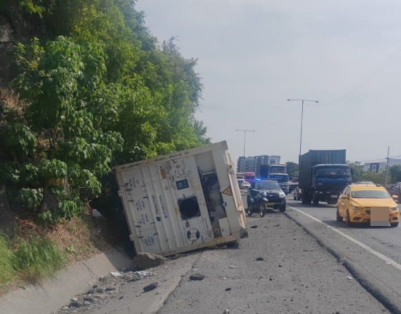 Desplome de contenedor paraliza Perimetral-Prosperina y expone riesgos logísticos en Guayaquil