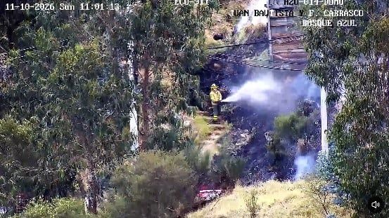 Bomberos de Azogues controlan incendio forestal en Bosque Azul tras alerta temprana