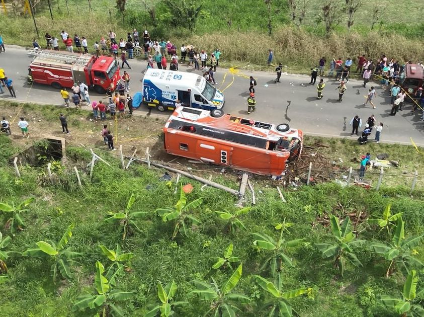 Volcamiento de bus deja dos muertos y más de diez heridos en Santo Domingo