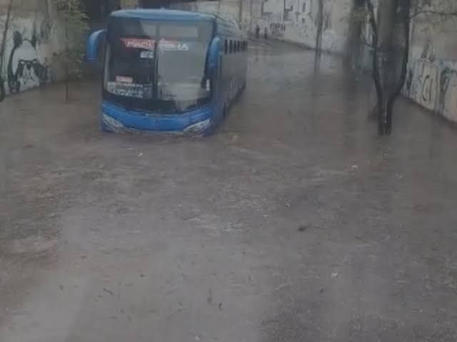 Inundación en Quito deja bus con pasajeros atrapado tras lluvias torrenciales