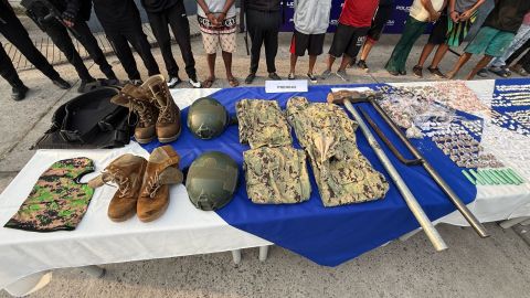 Operativo policial desarticula red criminal que vendía uniformes militares en Guayaquil