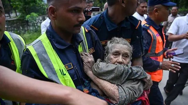 Nepal y China enfrentan la tragedia: el balance supera el millar de muertos por las riadas