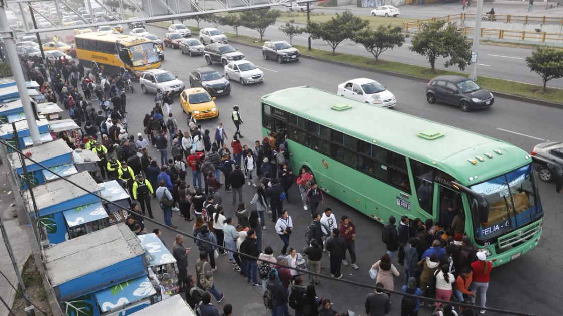 Quito elimina 'guerra del centavo' y congela tarifas de transporte público