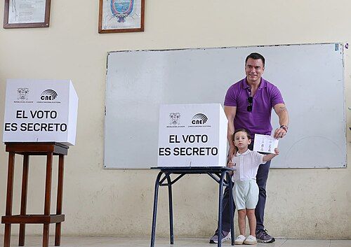 Noboa adelanta décimo tercero al sector público en 2026; incertidumbre persiste en el empleo privado