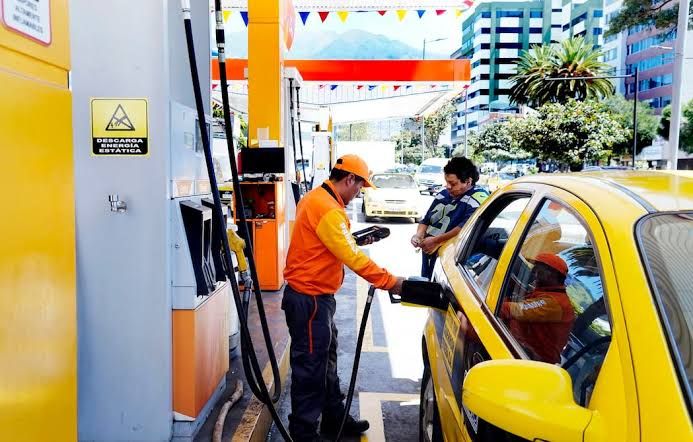 Ecuador reduce precio de combustible este 12 de octubre: ¿qué significa para la economía?