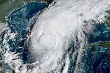 Huracanes Isaías y Simón sacuden América: Impacto en EE.UU. y alerta crítica en México