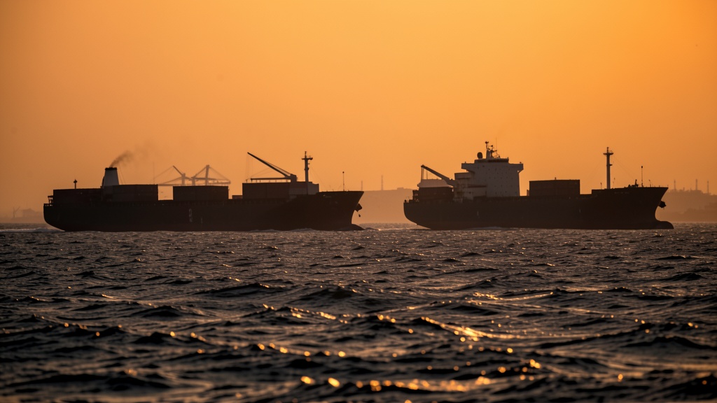 Barcos cruzan el Estrecho de Ormuz mientras Irán amenaza con cerrar la ruta marítima global