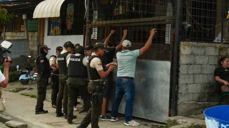 Operativo policial desmantela red de almacenamiento de armamento en Guayaquil