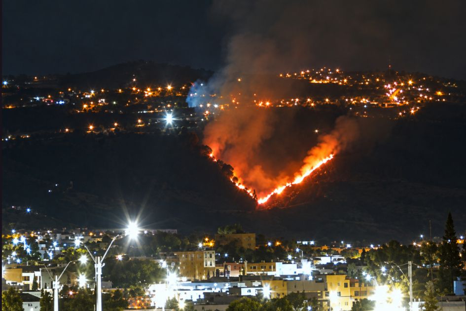 Incendio forestal en Ambato avanza siete hectáreas; brigadas combaten las llamas