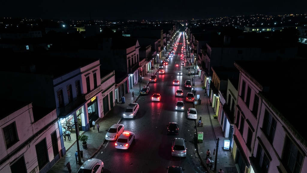 Ecuador enfrenta cortes de luz en toque de queda y alerta por déficit de generación hidroeléctrica