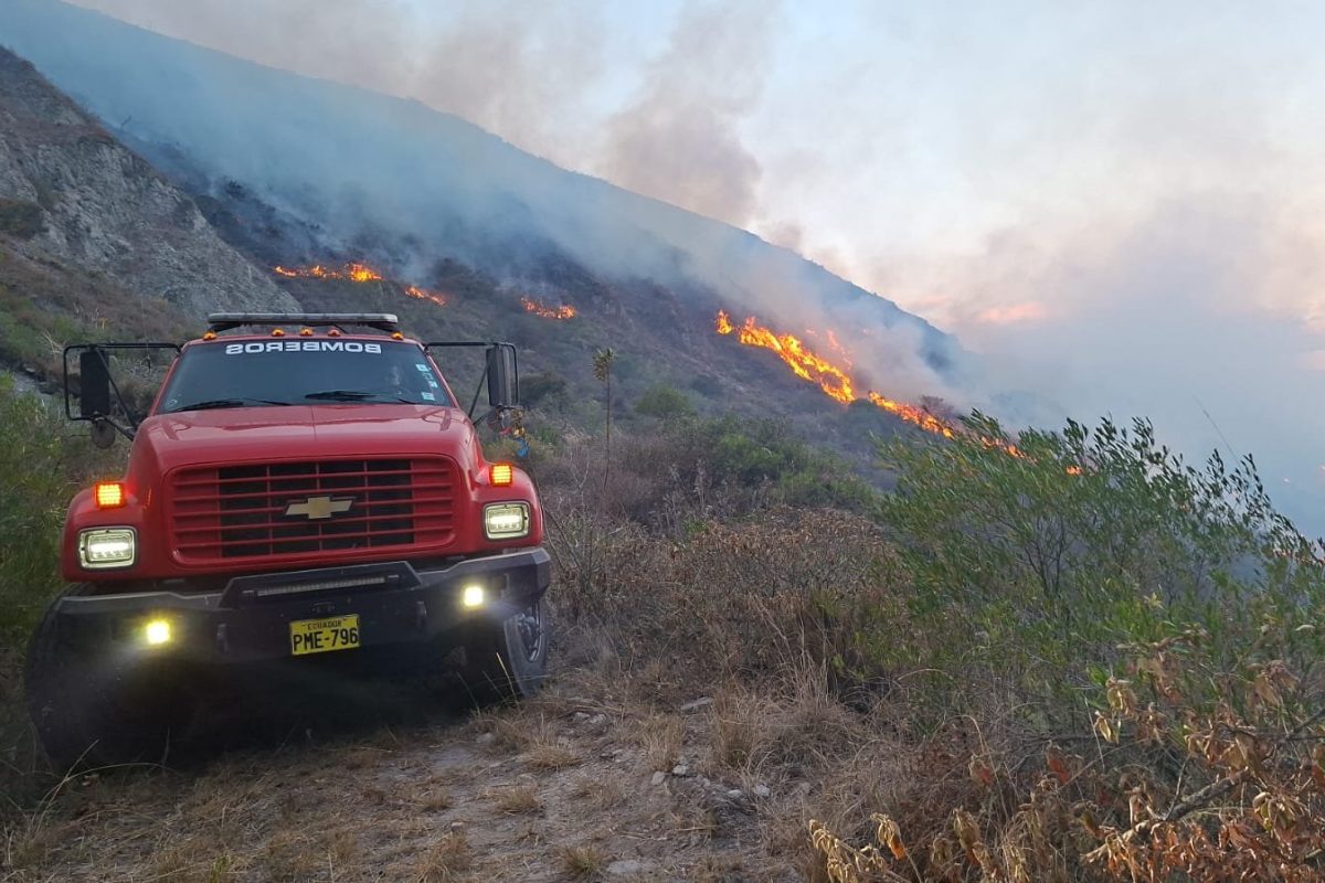 Bomberos Quito atienden dos siniestros viales este sábado: análisis de la movilidad urbana
