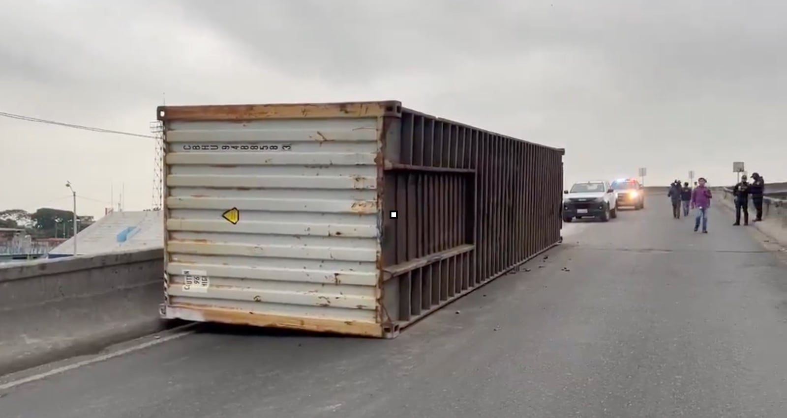 Volcadura de contenedor en Guayaquil paraliza tráfico y expone vulnerabilidades viales