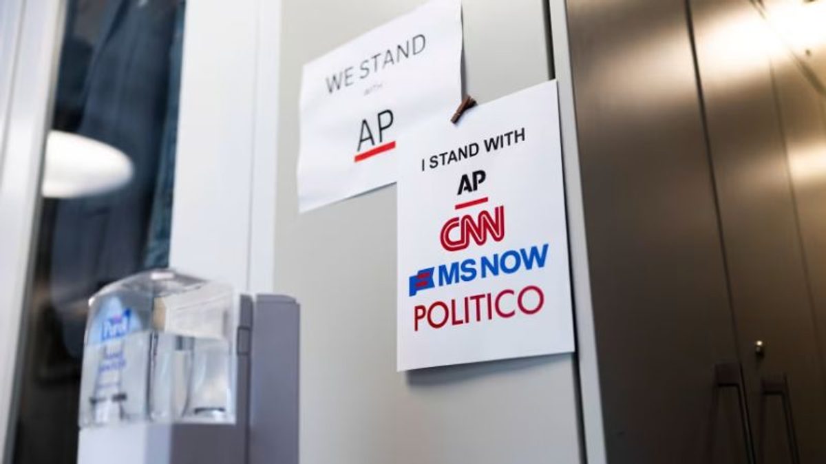 EE.UU.: El Departamento de Justicia defiende la exclusión de medios en la Casa Blanca ante Trump