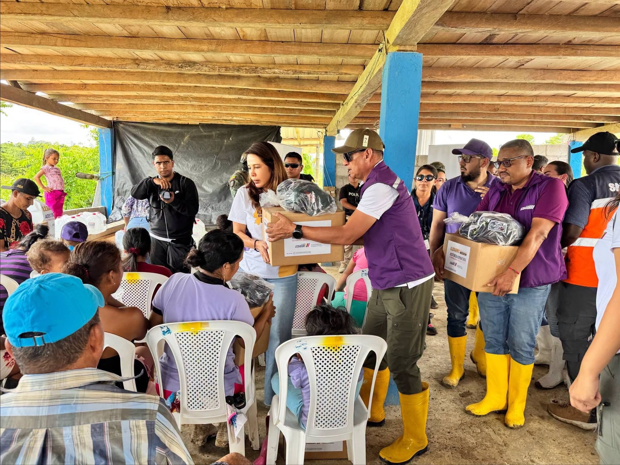 Muisne recibe ayuda humanitaria tras las devastadoras lluvias que dejaron un saldo trágico