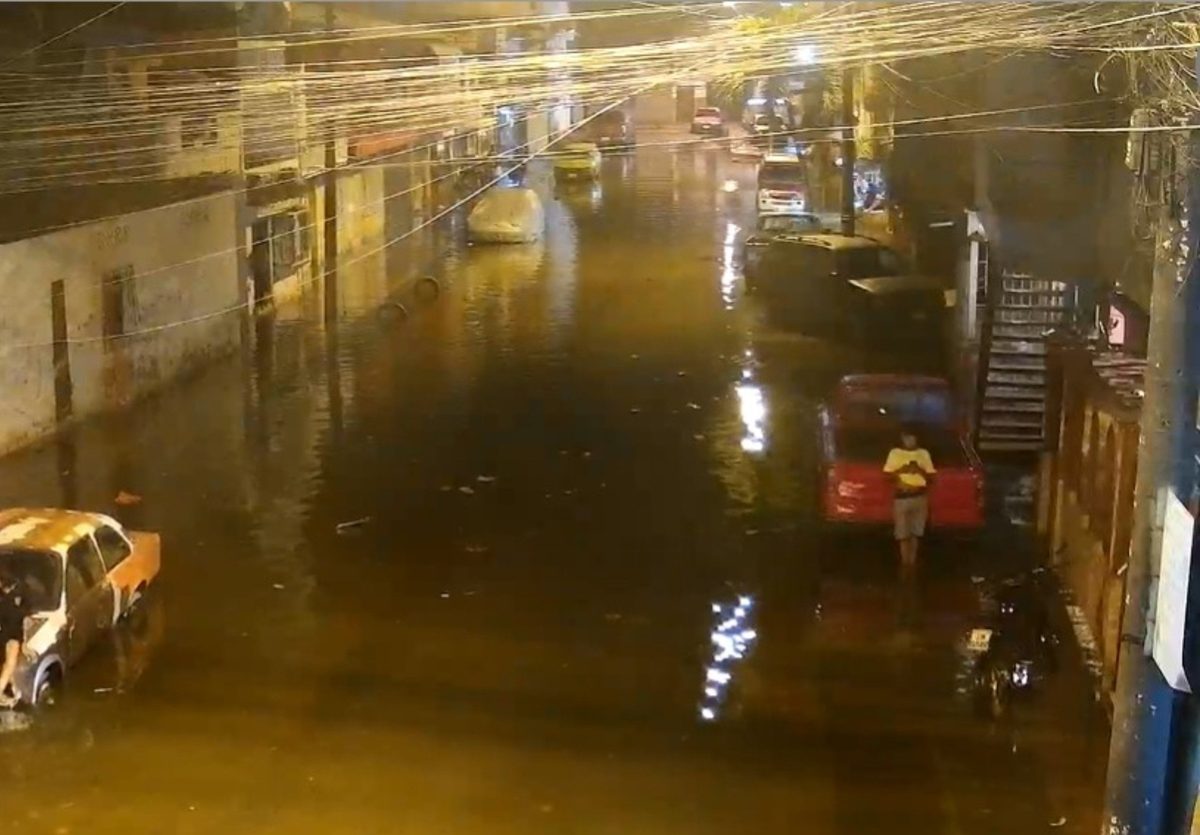Lluvias en Azuay provocan desborde del Río Tomebamba e inundaciones en Cuenca