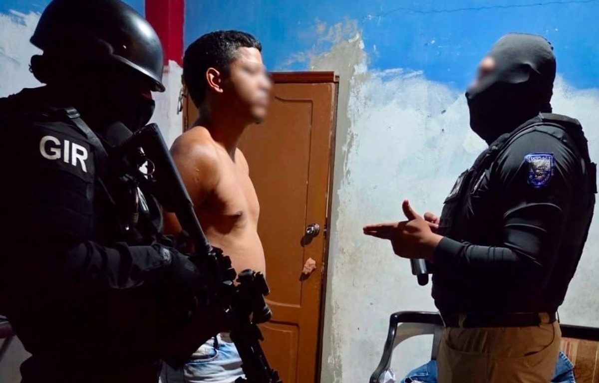 Fiscalía detiene a 13 policías por manipular evidencias en investigación criminal