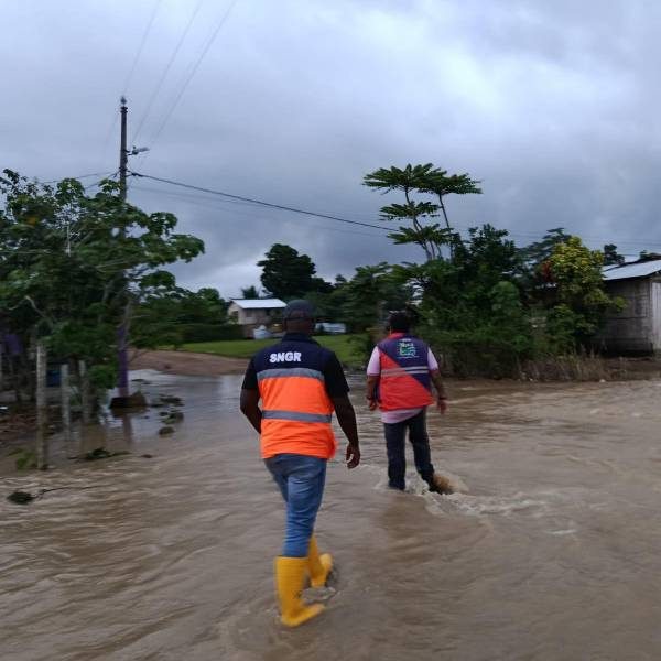 Lluvias intensas paralizan tráfico en Guayaquil: el desafío climático para la movilidad urbana