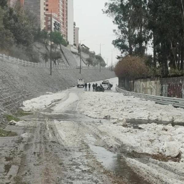 Quito enfrenta tormenta severa con granizo y 'cordónazo' que paralizó calles del norte