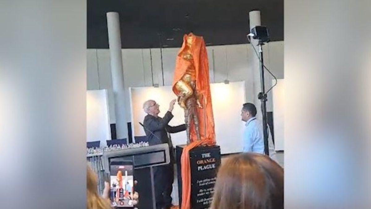 La controvertida escultura de Donald Trump desnudo despierta debate político en Bruselas