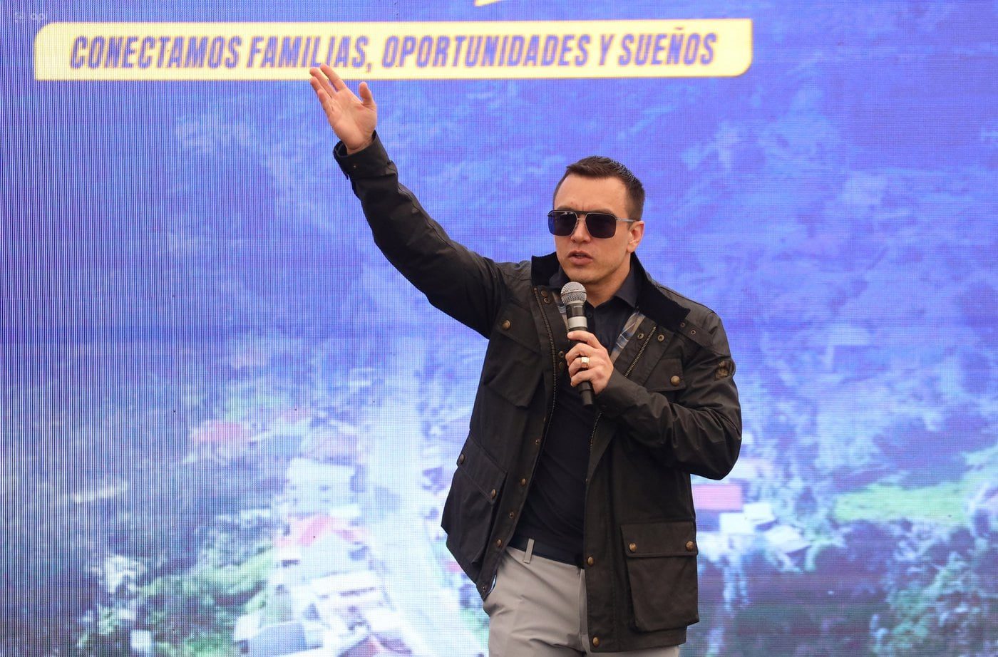 Noboa lleva inversión y obras a Cuenca: rehabilitación vial, tecnología para productores y vivienda social