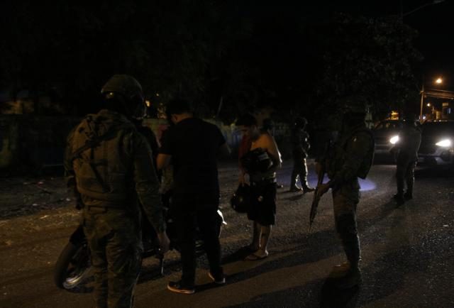 Ecuador enfrenta cortes de luz en toque de queda y alerta por déficit de generación hidroeléctrica