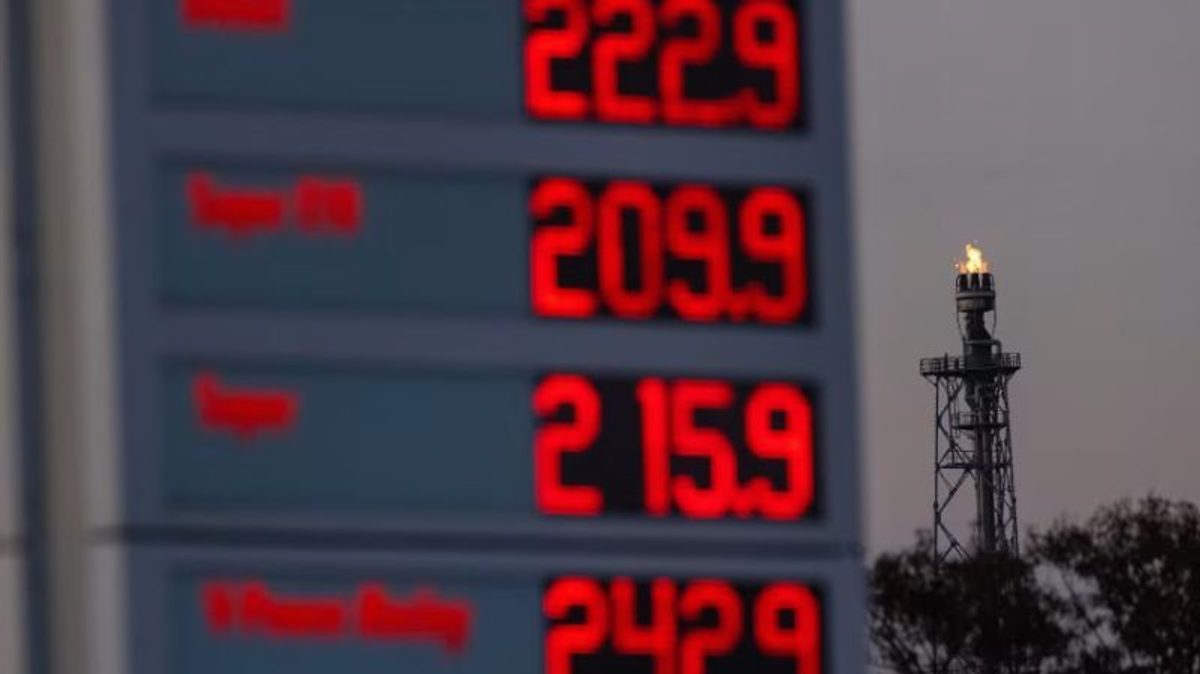 El petróleo se dispara a 110 dólares y Goldman Sachs prevé precios de tres dígitos hasta 2027