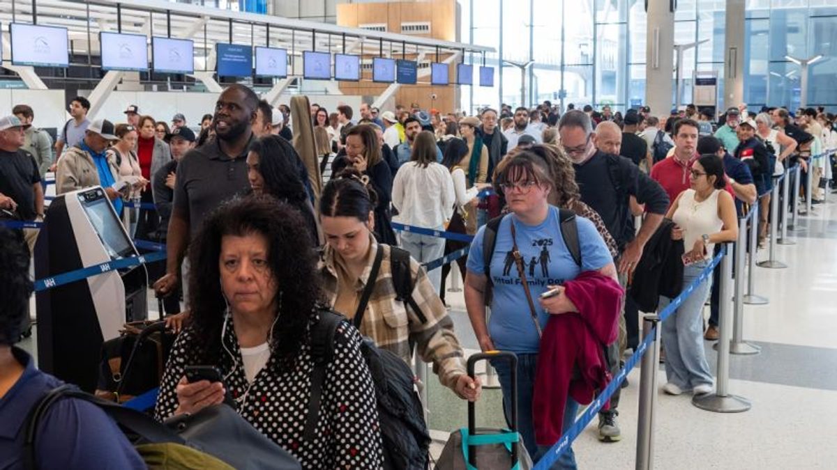 Agentes de la TSA sin sueldo generan caos en aeropuertos de Estados Unidos por bloqueo presupuestario