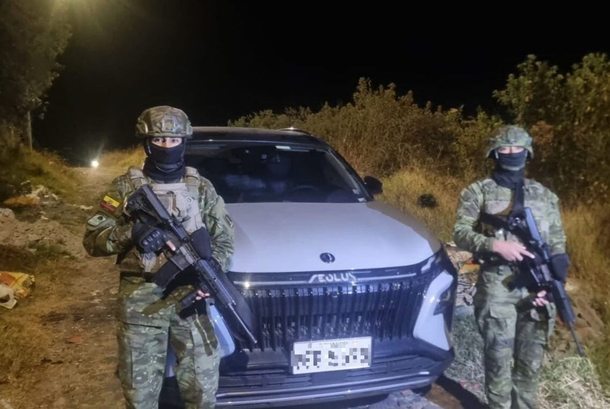 Ejército ecuatoriano recupera vehículo híbrido robado en Quito: Un acto simbólico contra la impunidad