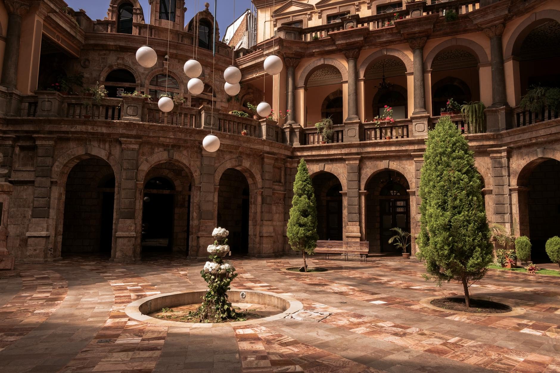 Noboa declara guerra a políticos y jueces que protegen al crimen organizado en Ecuador