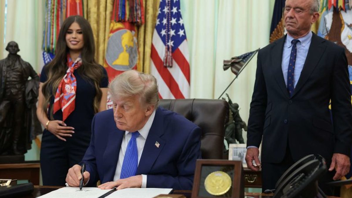 Trump reevalúa esquemas de vacunación infantil en EE.UU., generando debate sanitario global