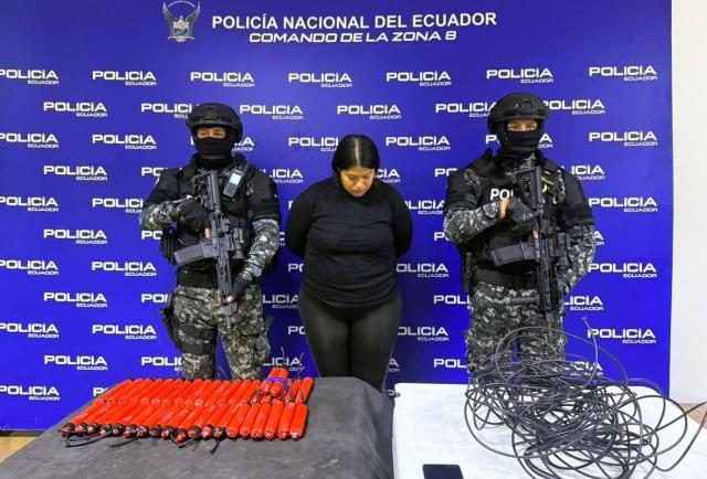 Policía decomisa cerca de 40 tacos de dinamita a mujer en estacionamiento de centro comercial de Guayaquil